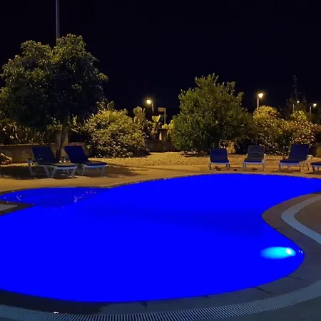 Mavi Calis فيلة *